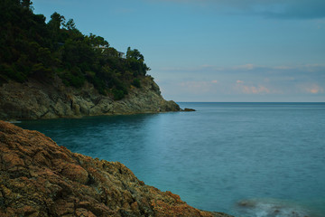 Naklejka premium Rocky coast by the sea. Sky in the clouds