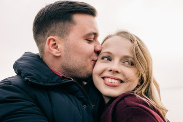 Obraz premium couple hugging on a pier