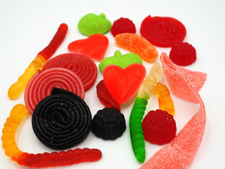 Gominolas de distintas clases en primer plano. Concepto de calorias vacias.