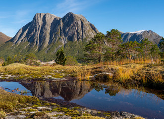Fototapeta na wymiar Mountains in fall - Northern Norway