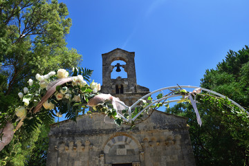 Dekoracje ślubne w kościele Santa Maria di Uta na Sardynii © Barbara Bajorek