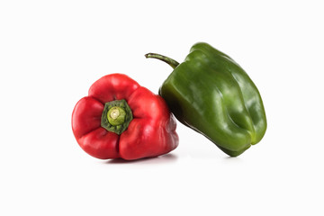 Pimiento verde y rojo sobre fondo blanco