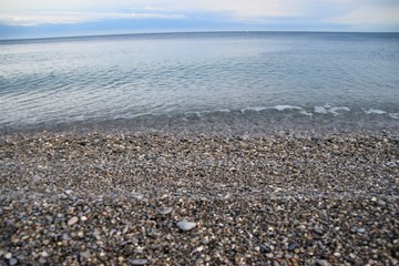 Fototapeta na wymiar Sea horizon and pebble beach scenery