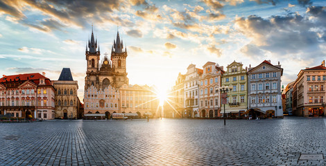 Panorama des großen Platzes in der Altstadt von Prag mit Marienkirche und Nationalgalerie bei...