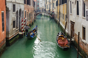 Gondelfahrt auf einem Kanal von Venedig