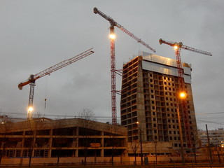 Construction of a multi-storey house in the evening