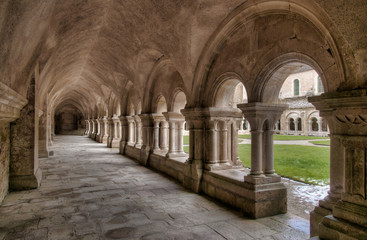 Cloître de l'abbaye de Fontenay à Marmagne, France