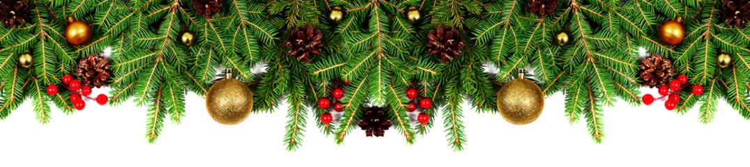 Zelfklevend behang Groen Geweldige kerst grens met verse spar takken geïsoleerd op wit. Gouden ballen, spartakken en rode bessensamenstelling.