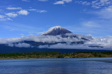 The top of Mount Fuji was covered with the first snow