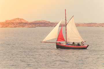 Fototapeta premium voilier rouge en Bretagne
