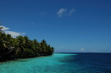 Fototapeta na wymiar A place where an island ends into the ocean in the Maldives