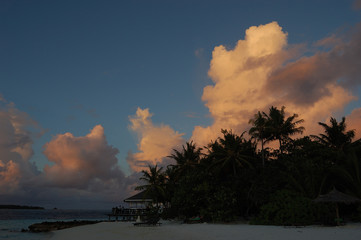 Obraz premium Picturesque evening clouds of the Maldives