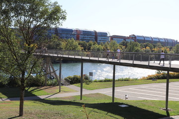 Fototapeta premium La Passerelle de la Paix sur le fleuve Rhône dans la commune de Caluire et Cuire - Département du Rhône - France