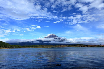 The top of Mount Fuji was covered with the first snow