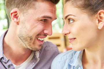 Mann schaut seiner Freundin tief in die Augen