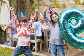 Geschwister feiern zusammen Kindergeburtstag