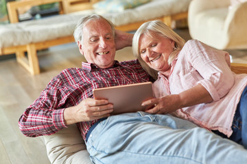 Senioren Paar schaut auf einen Tablet Computer