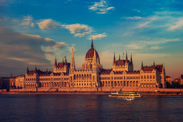 Fototapeta premium Budapest Parliament and river