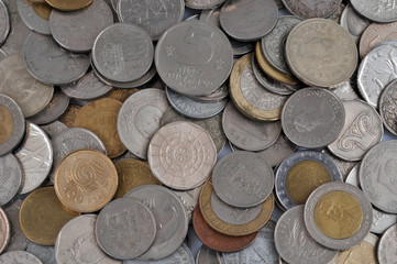 Pièces de monnaie de différents pays en gros plan