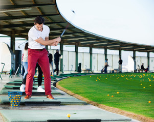 Obraz premium Man preparing to hit ball at golf course