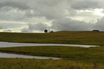 Buron et paysage du plateau de l'Aubrac dans l'Aveyron, Massif Central, France