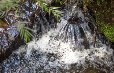 Riacho com pequenas cascatas