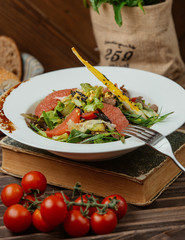 grapefruit salad with beef slices, lettuce, tarragon and breakstick