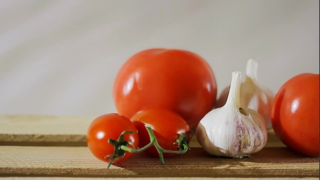 Tomatoes and garlic on a wooden box of vegetables_1