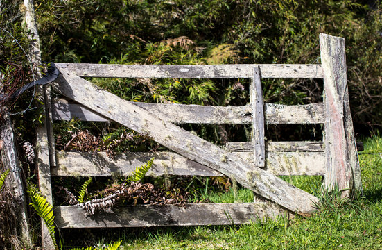 Porteira antiga de madeira