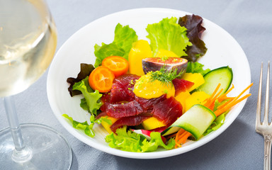 Salad with tuna, mango and greens