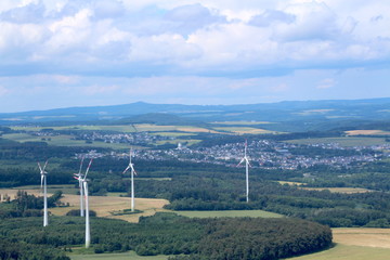 Blick über die Eifel Landschaft und Winkrafträder aus dem Flugzeug bei gutem Wetter © Evamaria
