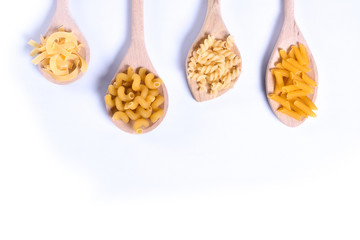  Italian foods concept and menu design. Various kind of Pasta Farfalle, Pasta A Riso, Orecchiette Pugliesi, Gnocco Sardo and  ( в ложці ізоляти)  Farfalle in wooden spoons setup on white wooden backgr