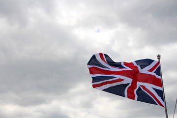 Flagge Großbritannien vor grauem Himmel - Sturm