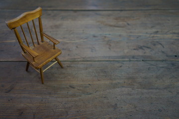 Fototapeta na wymiar まるで教室のような、ちゃぶ台の上の小さな木製の椅子