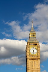 Fototapeta na wymiar Big Ben in London bei schönem Wetter - blauer Himmel