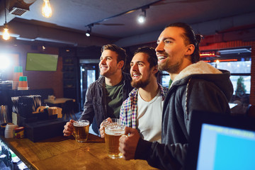 Friends fans watch sport tv in the pub