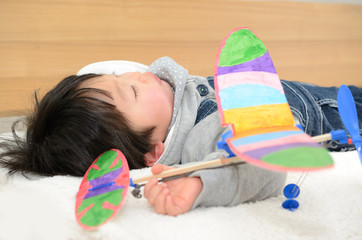 お昼寝する子供