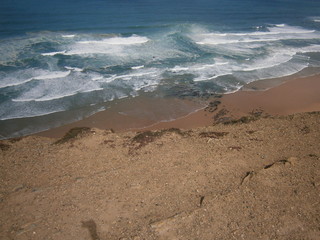 Einsamer Strand und Wellen in Portugal - Algarve - Praja de Falesia