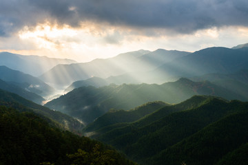 奈良　野迫川村の雲海と光芒　秋の景色