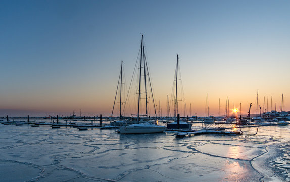Hafen K&uuml;hlungsborn im Winter 