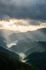 奈良　野迫川村の雲海と光芒　秋の景色