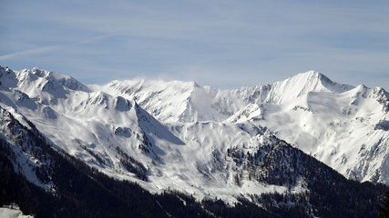 Fototapeta na wymiar beautiful view to the alps in winter