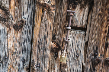 holztür mit vorhängeschloss