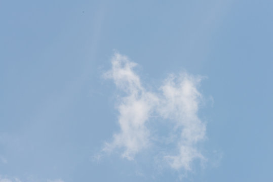 Wolken am Himmel die wie Gesichter aussehen (Pareidolie)