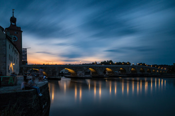 Regensburg während Sonnenuntergang mit Donau und Dom und steinerne Brücke, Deutschland