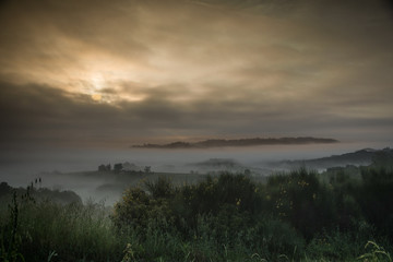 Sonnenaufgang mit Nebel  in der Toskana, Italien