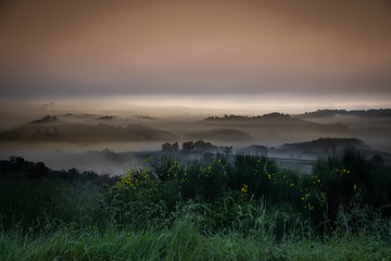 Sonnenaufgang mit Nebel  in der Toskana, Italien