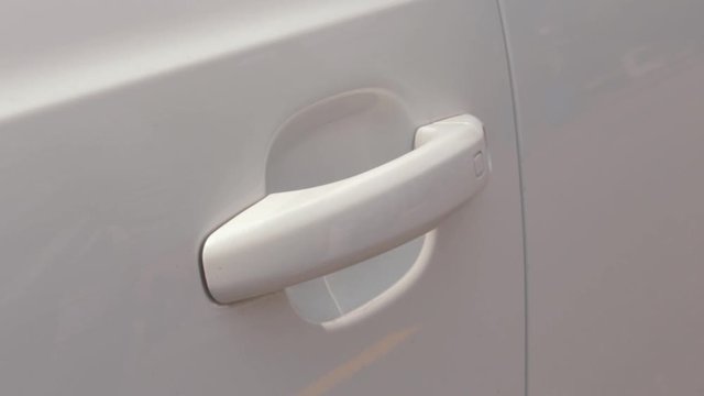 MANO ABRIENDO PUERTA DEL CARRO