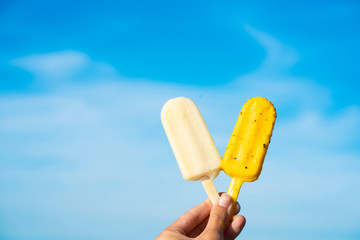 Mano sosteniendo helados de fruta