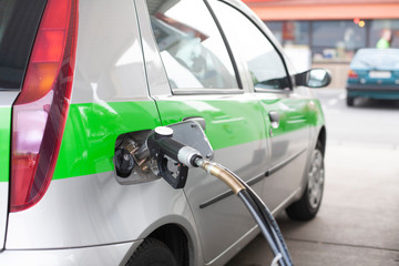 Tanken eines Erdgas Auto an einer Tankstelle
